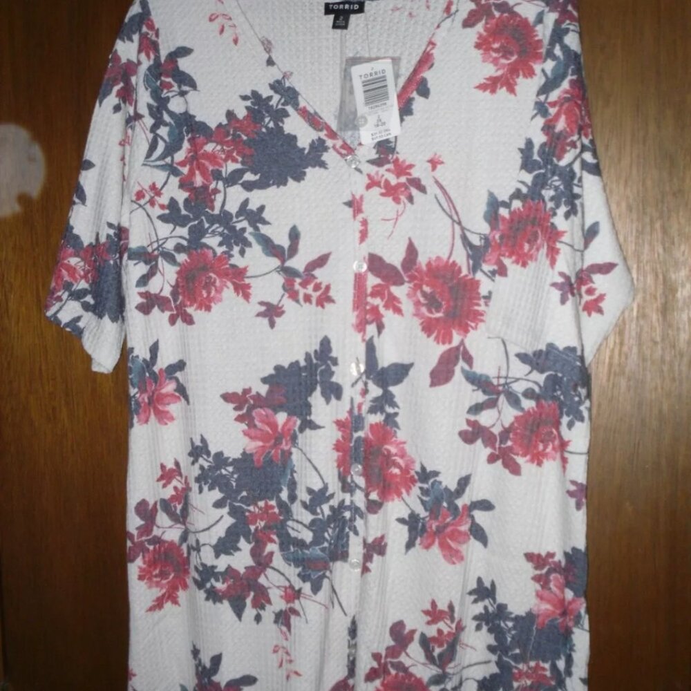 Torrid Cream Blue Red Floral S/S V-Neck Waffle Knit Thermal Top Size 2 18 20